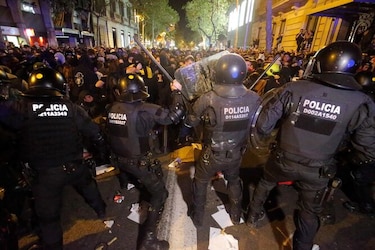 Presidente regional de Cataluña pide detener los disturbios