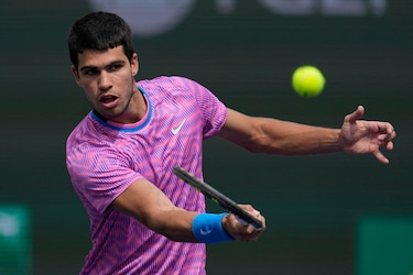 Alcaraz arrasa a Auger-Aliassime y vuela a los octavos de Indian Wells