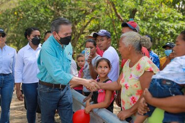 Presidente Cortizo reaparece junto a Sabonge en Veraguas: corta cinta en una carretera nueva e inaugura puentes