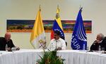 El presidente Maduro y algunos opositores se reúnen para buscar el diálogo
