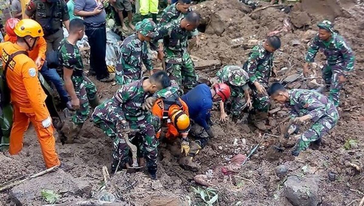 Rescatistas buscan sobrevivientes en una sector de Gowa, donde hubo un deslizamiento de tierra.