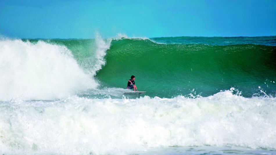 Dominan las olas en playa Paunch