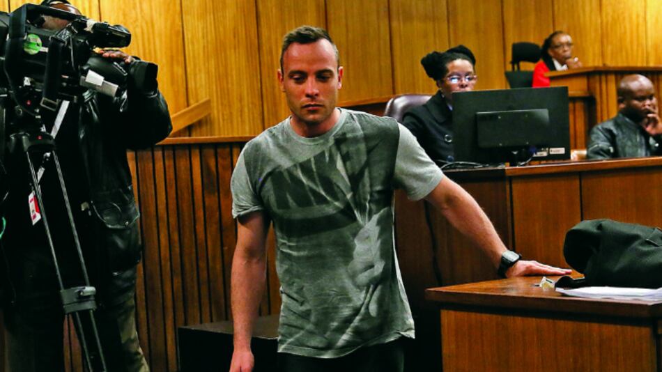 Pistorius se quita las prótesis