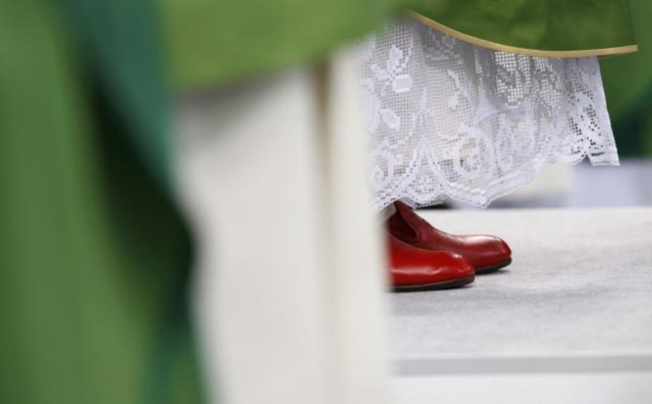 Los zapatos rojos de Benedicto XVI se exhiben en Granada