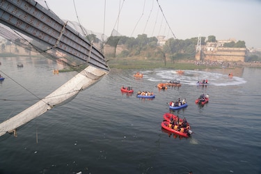 Nueve detenidos tras el colapso de un puente que dejó 134 muertos en la India