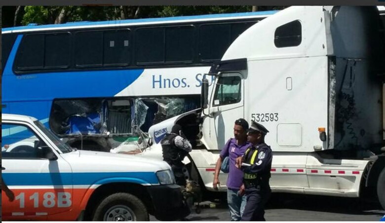 Mula se estrella contra autobús Panamá-David, en San Félix; reportan varios heridos