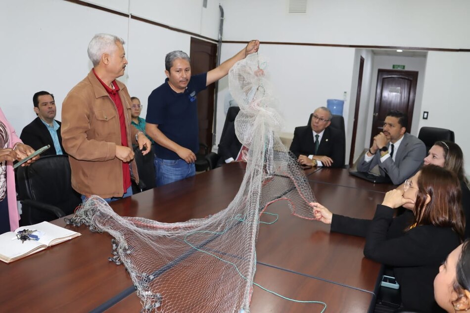 Especialistas mexicanos proponen red de pesca más sostenible para la pesca artesanal de camarón en Panamá