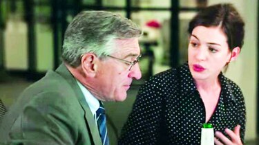 Anne Hathaway enseña facebook a Robert de Niro
