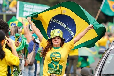 Miles de brasileños participan en manifestación pro-Bolsonaro en plena pandemia
