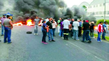 Trabajadores canaleros cierran acceso a Colón
