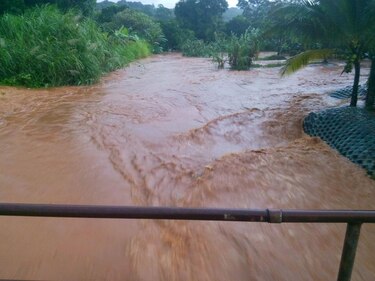 Lluvias y deslizamientos de tierra dejan 20 viviendas afectadas en Colón