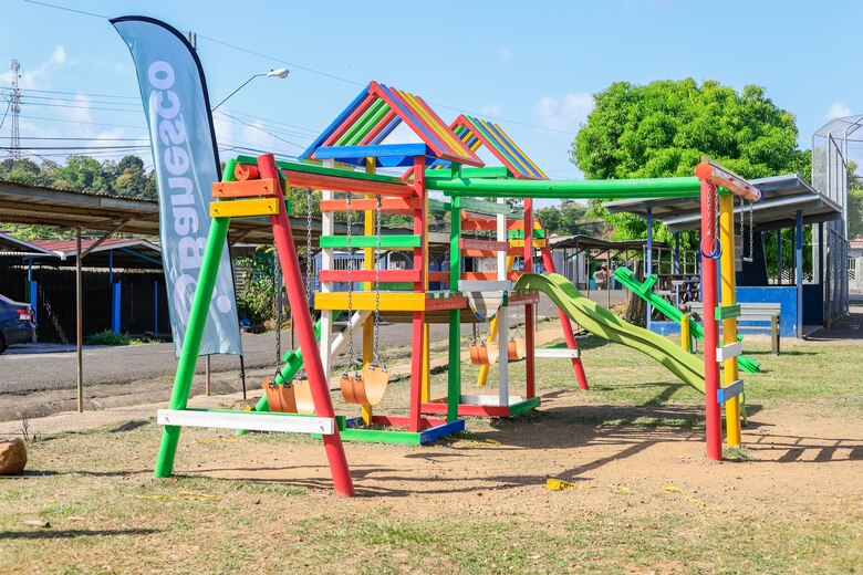 Banesco Panamá presenta en Vista Alegre su segundo Parque de Amor, hecho 100% con descartes plásticos