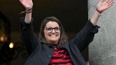 La desgarradora foto de la madre a la que entregaron el cuerpo de su bebé en una caja de cartón (y qué dice de la crisis de salud de Ecuador)