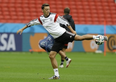 Fútbol: Özil sufre lesión en la rodilla y será baja para Alemania