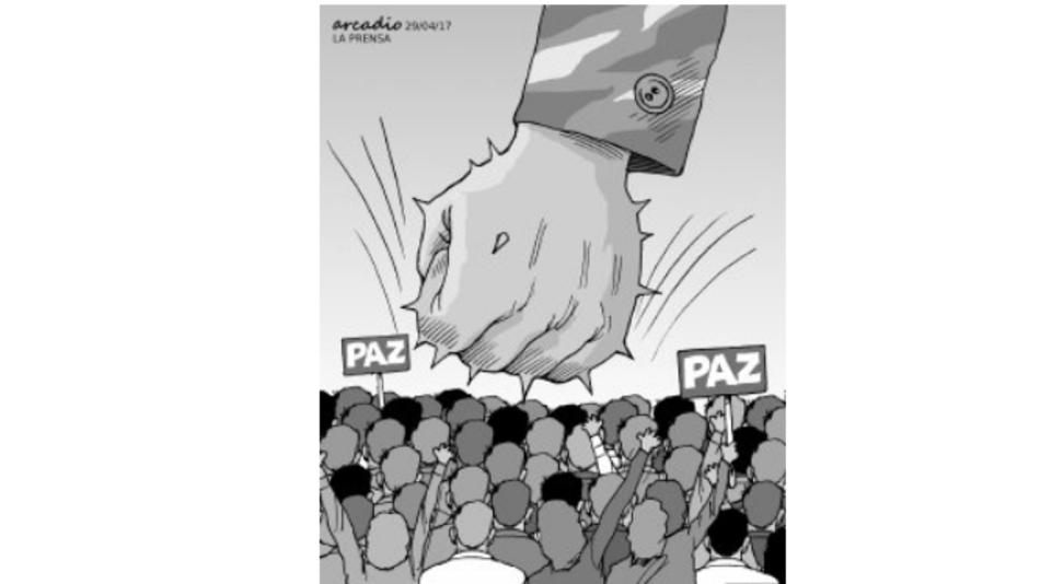 El enmascarado que levanta su arma, apunta y dispara