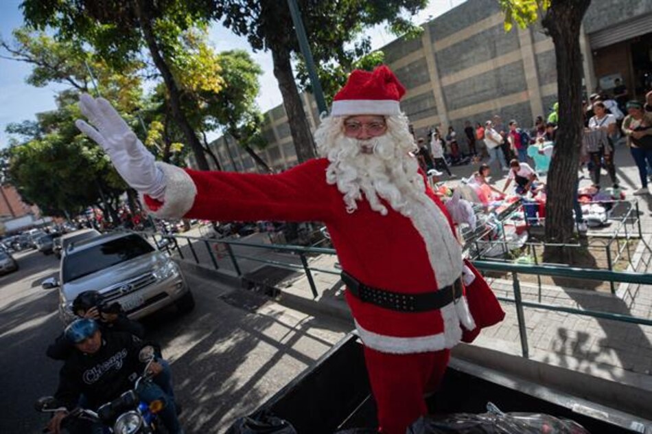 Santa Claus y duendes periodistas regalan juguetes a niños en Caracas