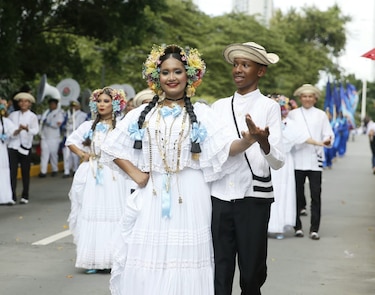 Colorido desfile honra los 506 años de Panamá la Vieja con música y cultura