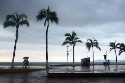 El huracán Polo sigue fluctuando frente al Pacífico y mantiene lluvias en el oeste de México