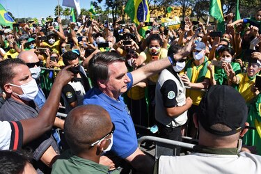 Bolsonaro quiere el regreso del fútbol en Brasil: “los jugadores deben sobrevivir”
