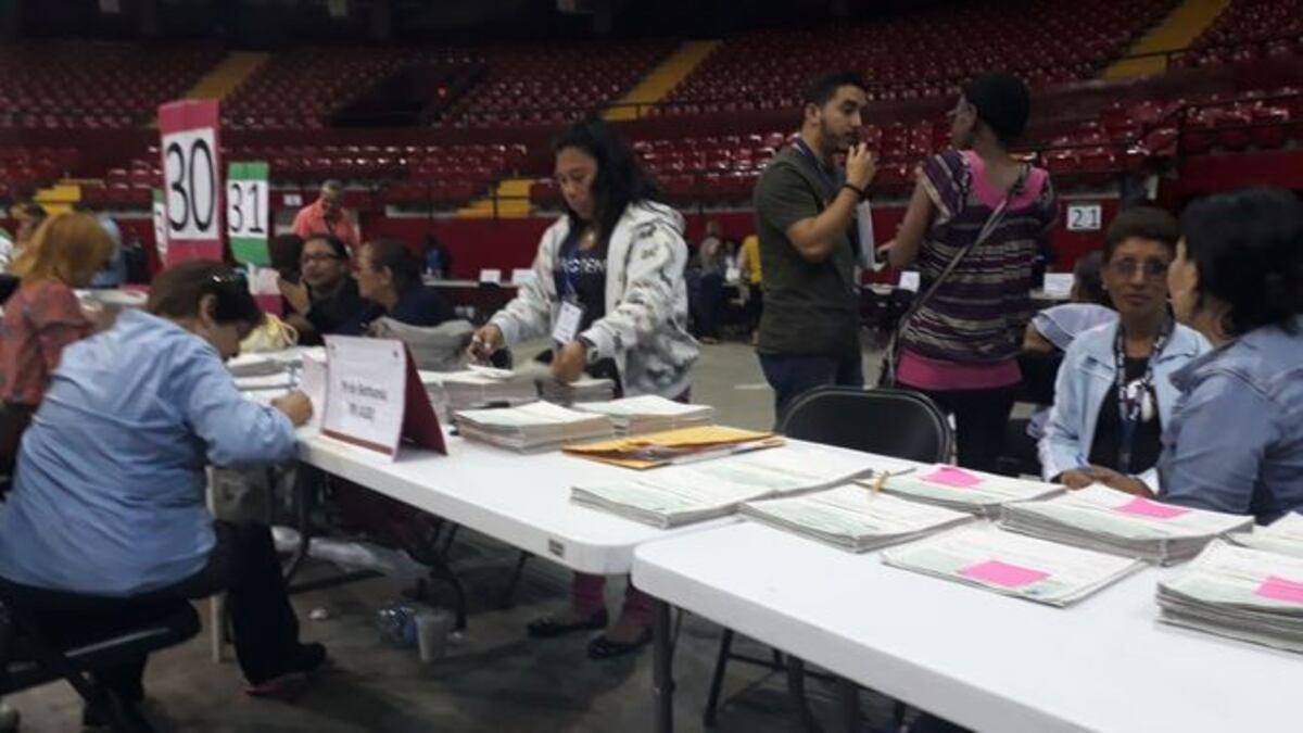Beneficiarios retiran el certificado en la arena Roberto Durán.