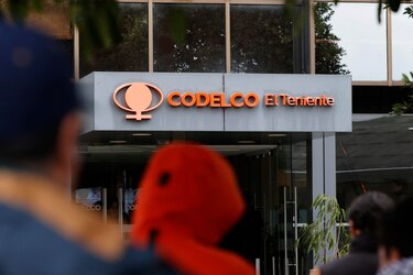 Encuentran el cuerpo de uno de los cinco mineros atrapados en la mina chilena El Teniente