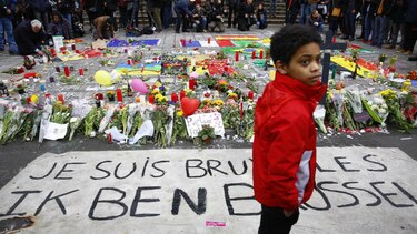 Bélgica reduce el nivel de amenaza terrorista; cancela vuelos hasta el lunes