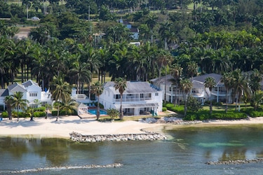 La paradisíaca isla del Caribe donde sus habitantes no tienen derecho a usar las playas