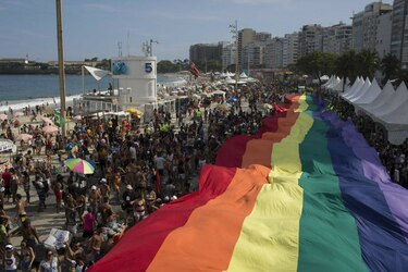 Miles participan en desfile del orgullo gay en Río de Janeiro, Brasil