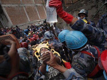 Rescatan a un adolescente de 15 años cinco días después del sismo en Nepal