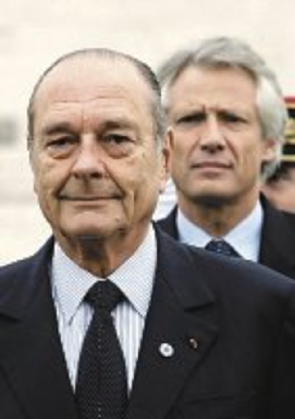 El presidente Jacques Chirac promulga ley laboral