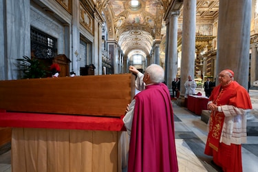 El entierro del papa Francisco se produjo ante el camarlengo y sus familiares