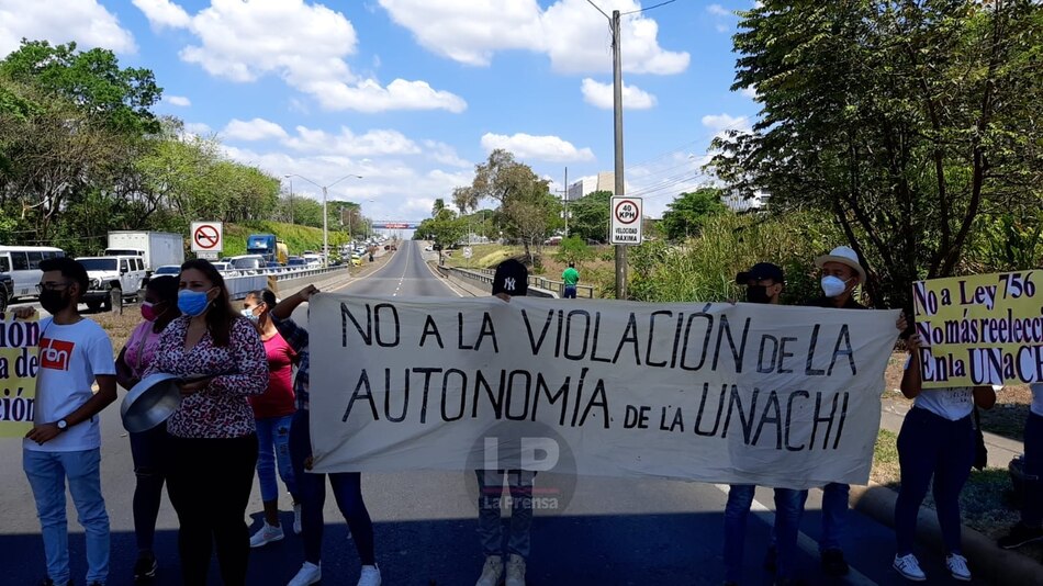 ‘No más reelección en la Unachi’, la consigna de un grupo de universitarios en la vía Interamericana