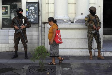 Cuestionan resultados en seguridad en El Salvador tras asesinato de policías