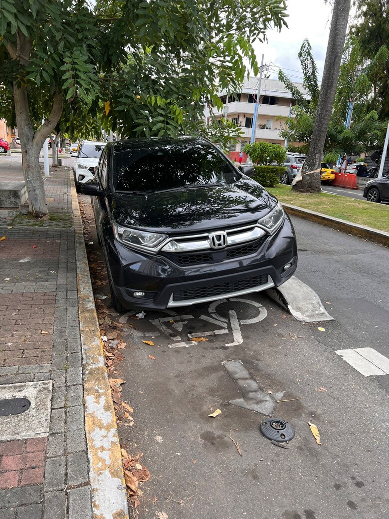 Multas y grúas: así fue el operativo en avenida Ecuador y Hospital Santo Tomás