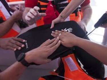 Ballenas y alta tecnología ayudan a sordos en República Dominicana