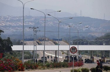 Maduro refuerza bloqueo de puente fronterizo con Colombia