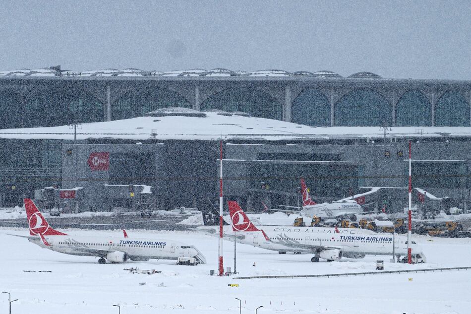 Reabre aeropuerto de Estambul tras nevada que paralizó Turquía y Grecia