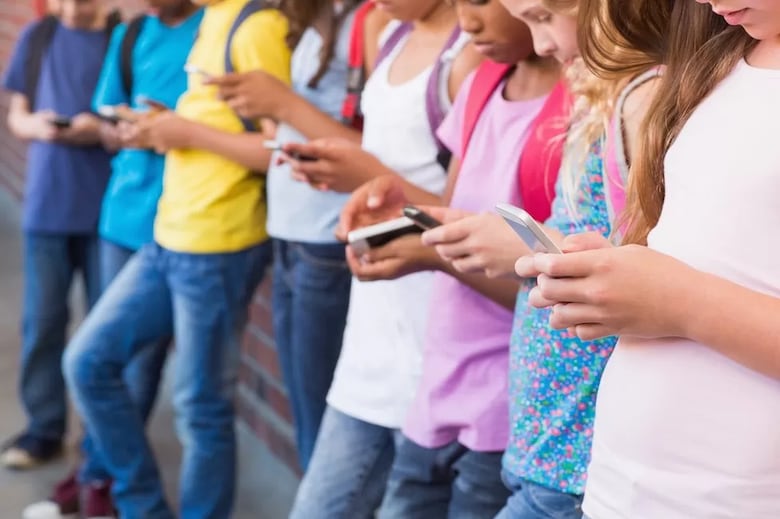 Padres de familia respaldan regulación del uso de celulares en colegios