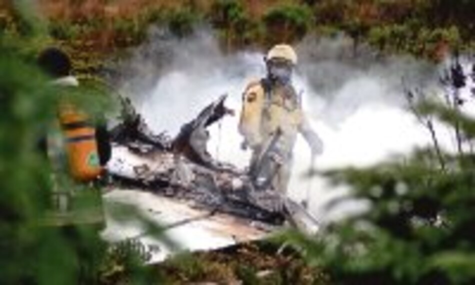 Avión se estrella y deja 9 muertos