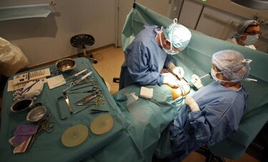 Francia pide normas más estrictas a la UE sobre implantes