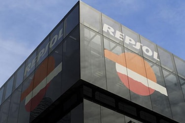 Ministro español y ejecutivos de Repsol negocian en Argentina por YPF