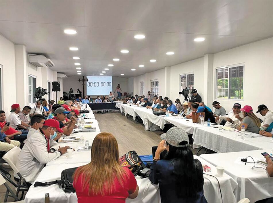 La primera fase del diálogo se extiende en medio de recesos