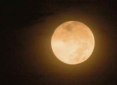 Una gran luna llena ´de queso´
