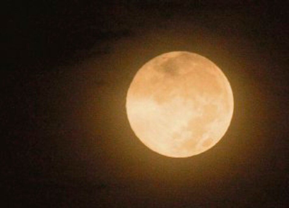 Una gran luna llena ´de queso´