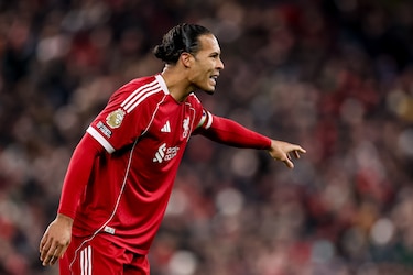 Van Dijk acerca al Liverpool a puestos europeos