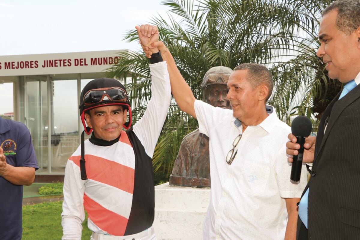 Momento en que Jesús Barría es homenajeado por su victoria 2 mil 584, con la que desbancó a Manuel Ortega del sitial de máximo ganador de los jinetes. Cortesía/Hipódromo Presidente Remón