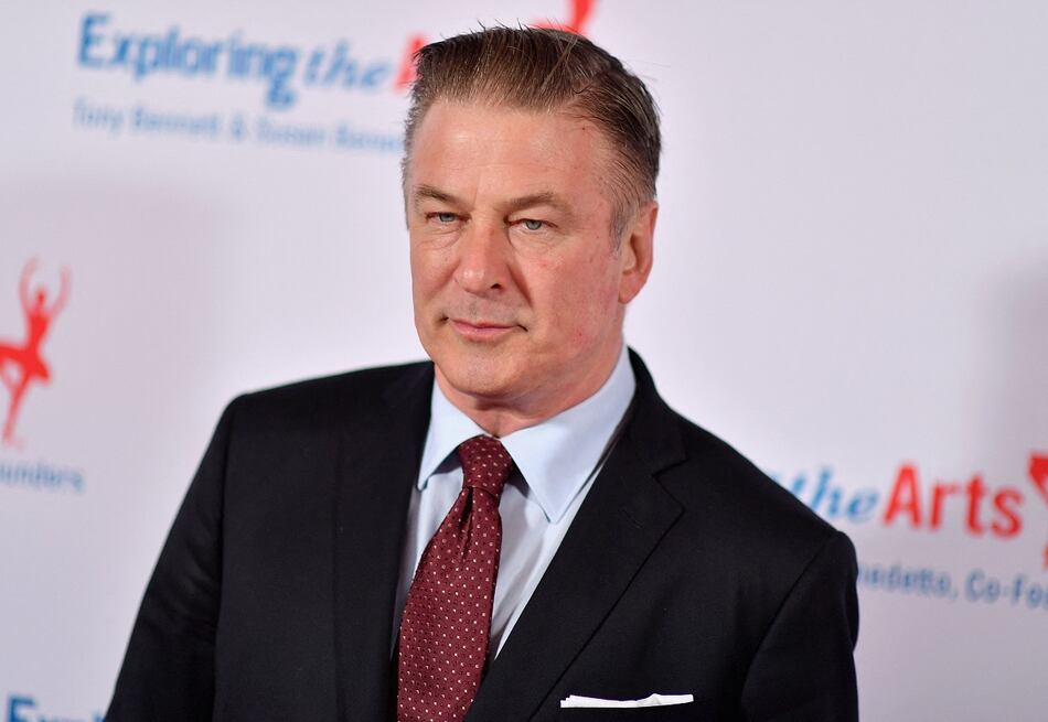 Actor Alec Baldwin disparó arma de utilería que mató a una mujer durante rodaje de ‘Rust’