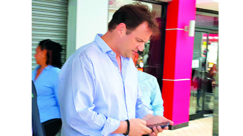 Impedimento de salida del país para Lymberópulos