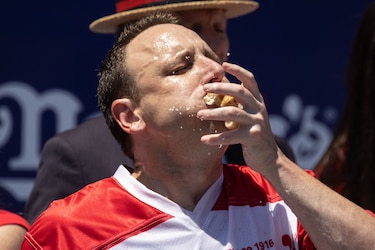 Joey Chestnut, campeón de ingesta de hot dogs