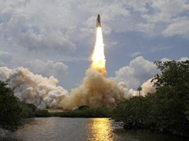 Atlantis se acerca al telescopio Hubble para repararlo